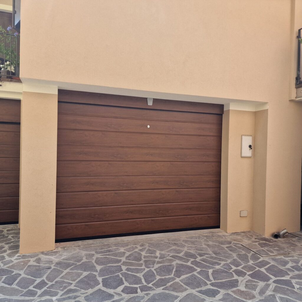 Porta sezionale residenziale installata da Macrotec, realizzazione 6