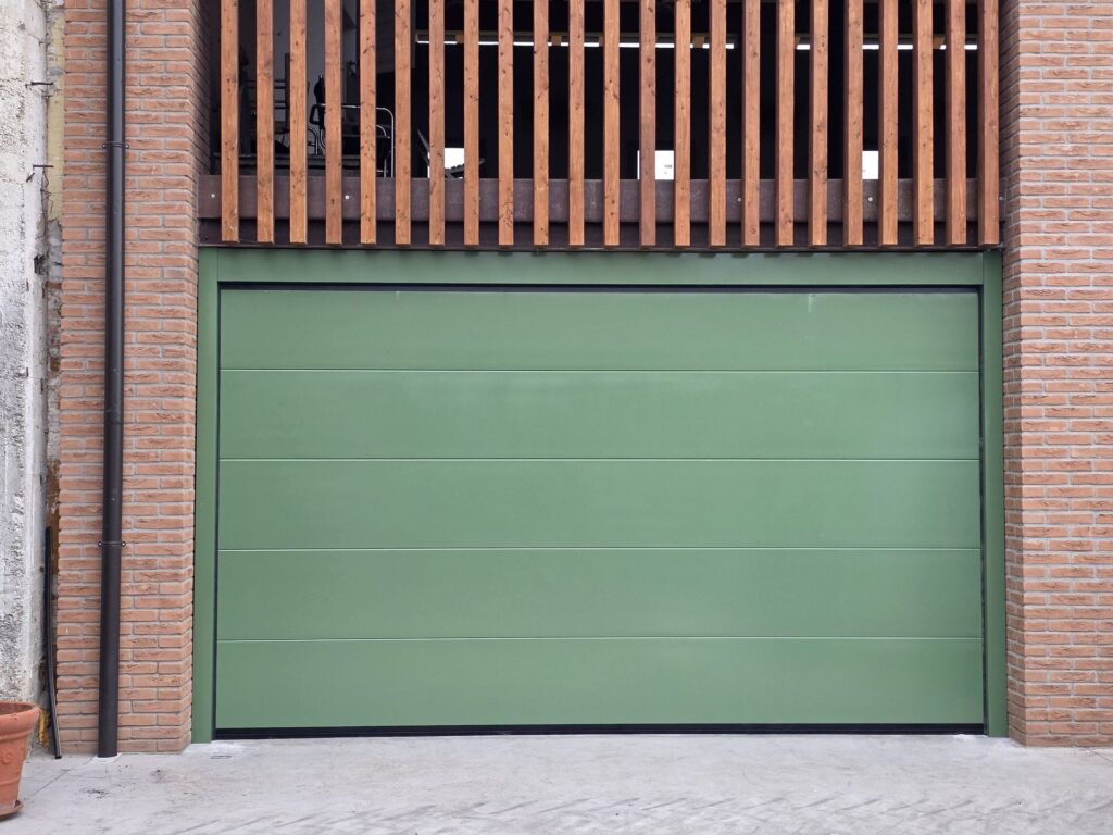 Porta sezionale residenziale installata da Macrotec, realizzazione 7