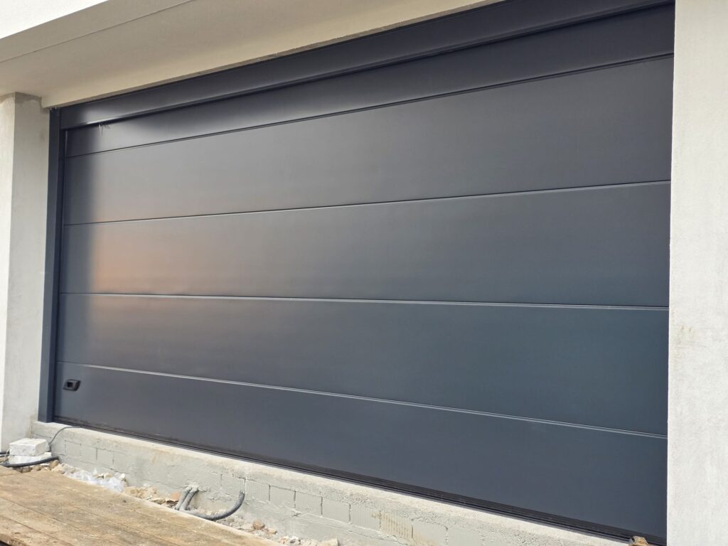 Porta sezionale residenziale installata da Macrotec, realizzazione 8