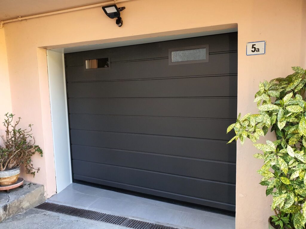 Porta sezionale residenziale installata da Macrotec, realizzazione 12