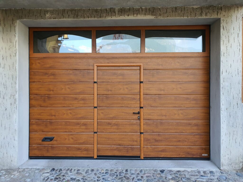 Porta sezionale residenziale installata da Macrotec, realizzazione 13