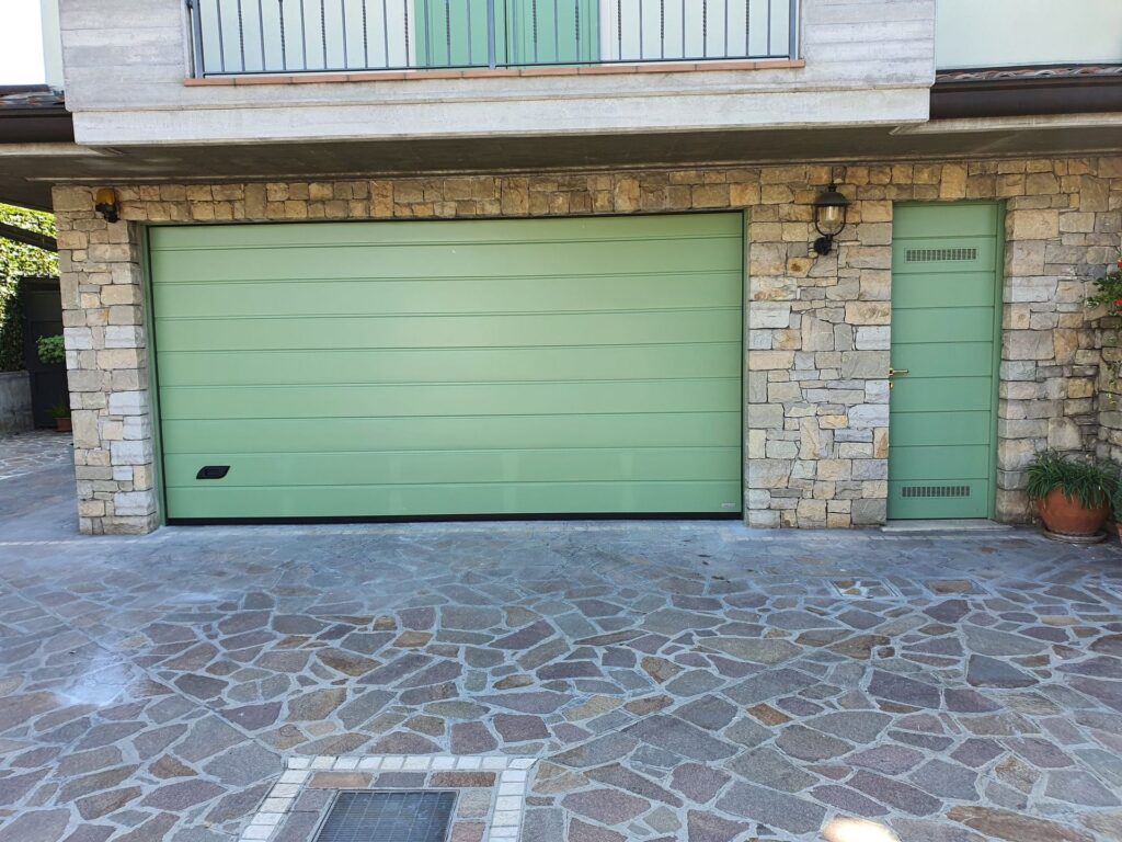Porta sezionale residenziale installata da Macrotec, realizzazione 14