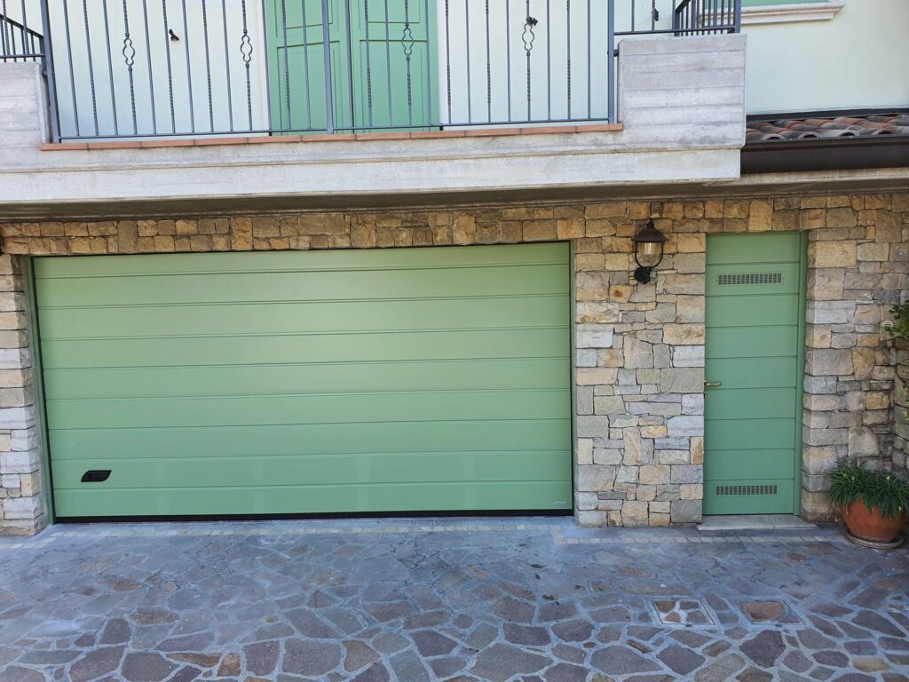 Porta sezionale residenziale installata da Macrotec, realizzazione 15