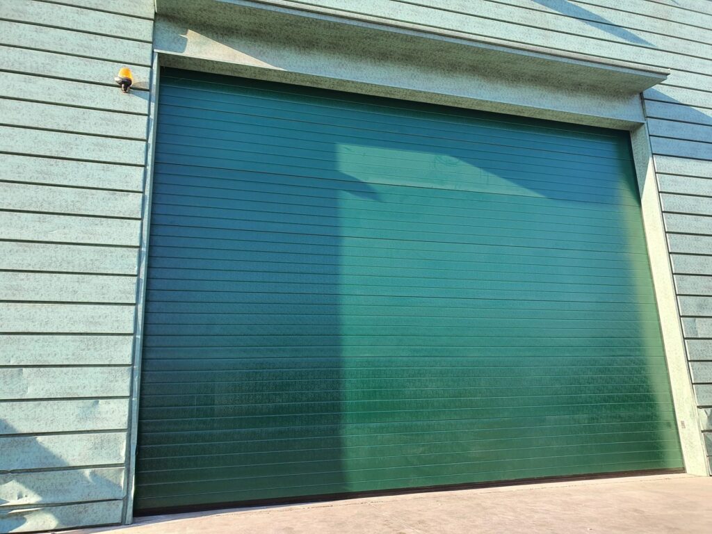 Porta sezionale residenziale installata da Macrotec, realizzazione 16