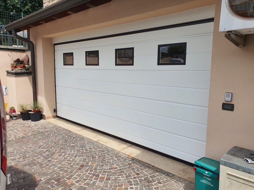Porta sezionale residenziale installata da Macrotec, realizzazione 17