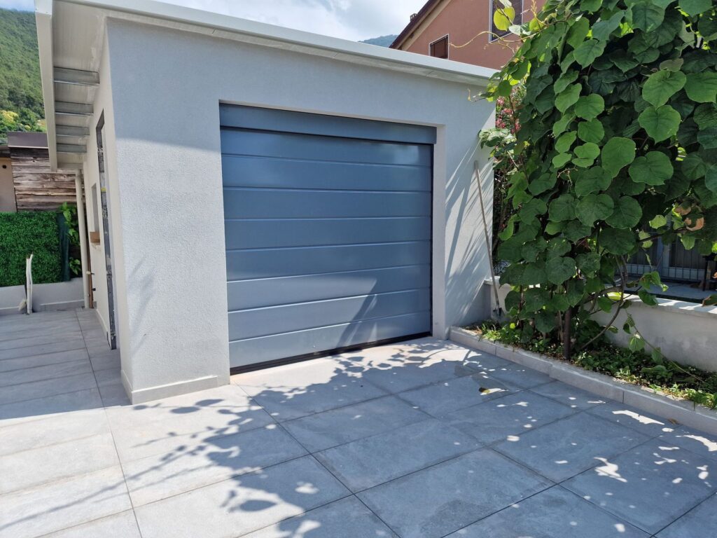 Porta sezionale residenziale installata da Macrotec, realizzazione 18