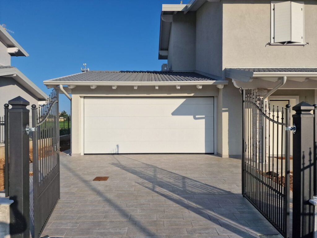 Porta sezionale residenziale installata da Macrotec, realizzazione 19