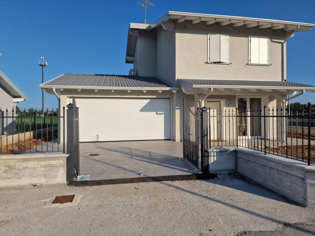 Porta sezionale residenziale installata da Macrotec, realizzazione 20