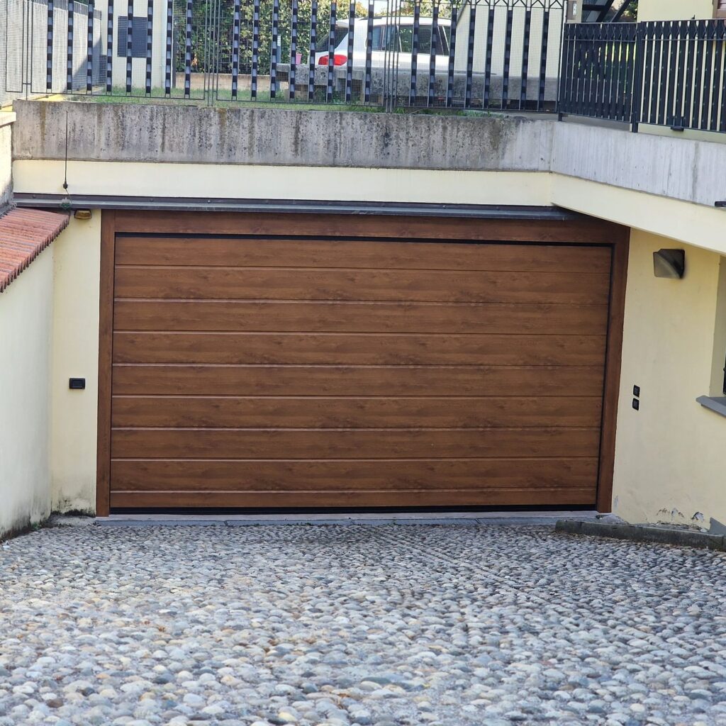 Porta sezionale residenziale installata da Macrotec, realizzazione 21