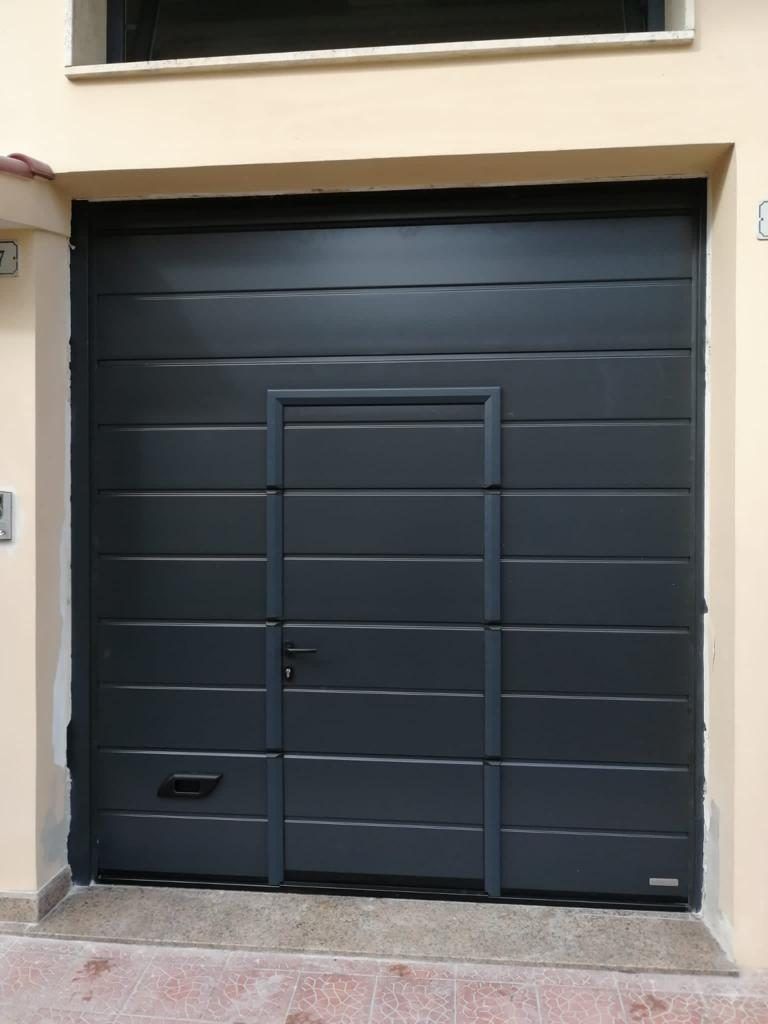 Porta sezionale residenziale installata da Macrotec, realizzazione 22