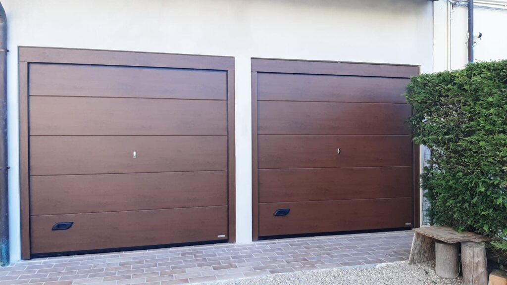 Porta sezionale residenziale installata da Macrotec, realizzazione 23