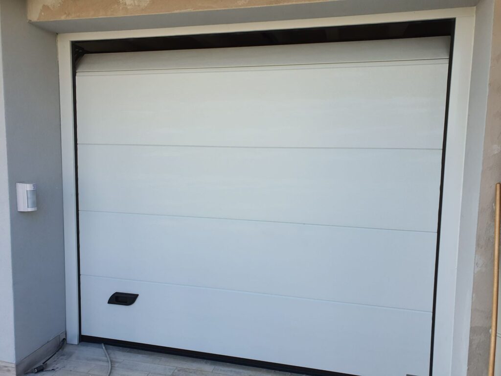 Porta sezionale residenziale installata da Macrotec, realizzazione 25