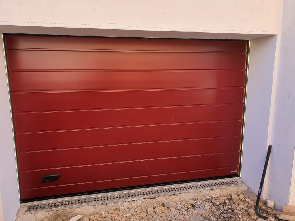 Porta sezionale residenziale installata da Macrotec, realizzazione 26