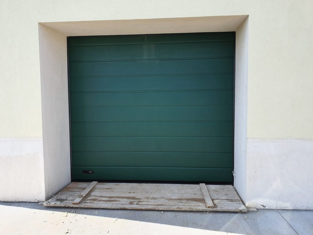 Porta sezionale residenziale installata da Macrotec, realizzazione 27