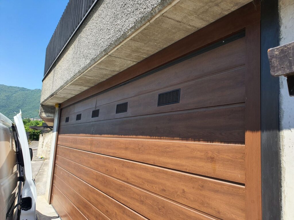 Porta sezionale residenziale installata da Macrotec, realizzazione 28