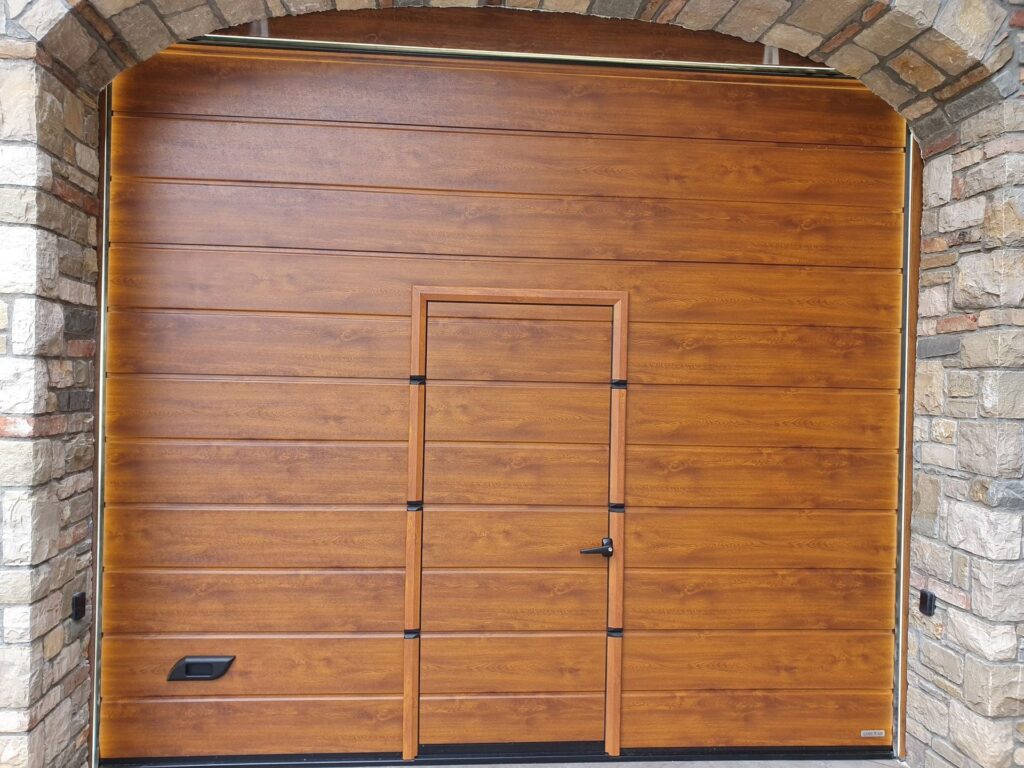 Porta sezionale residenziale installata da Macrotec, realizzazione 29