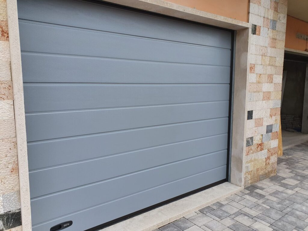 Porta sezionale residenziale installata da Macrotec, realizzazione 30