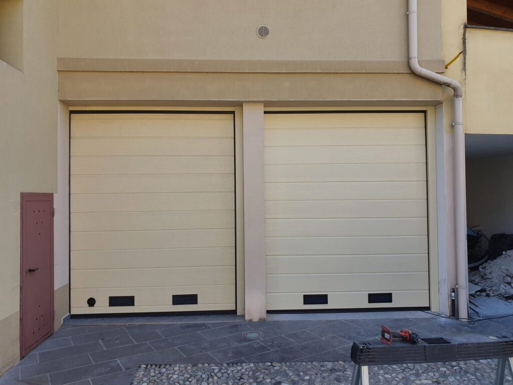 Porta sezionale residenziale installata da Macrotec, realizzazione 31