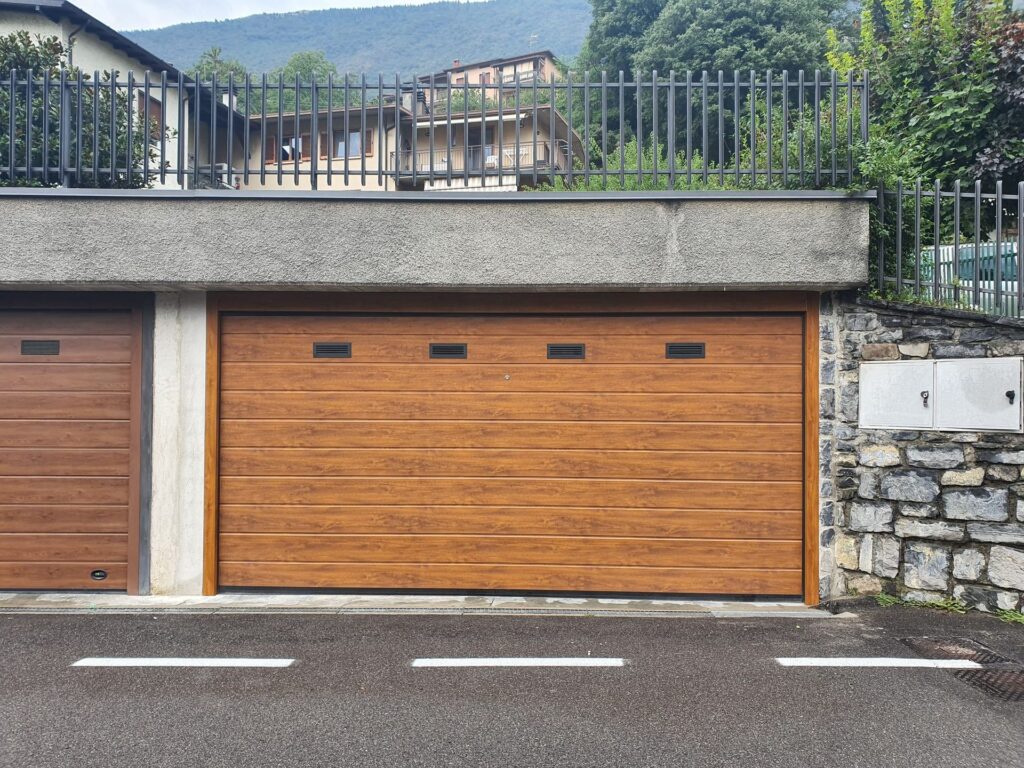 Porta sezionale residenziale installata da Macrotec, realizzazione 32