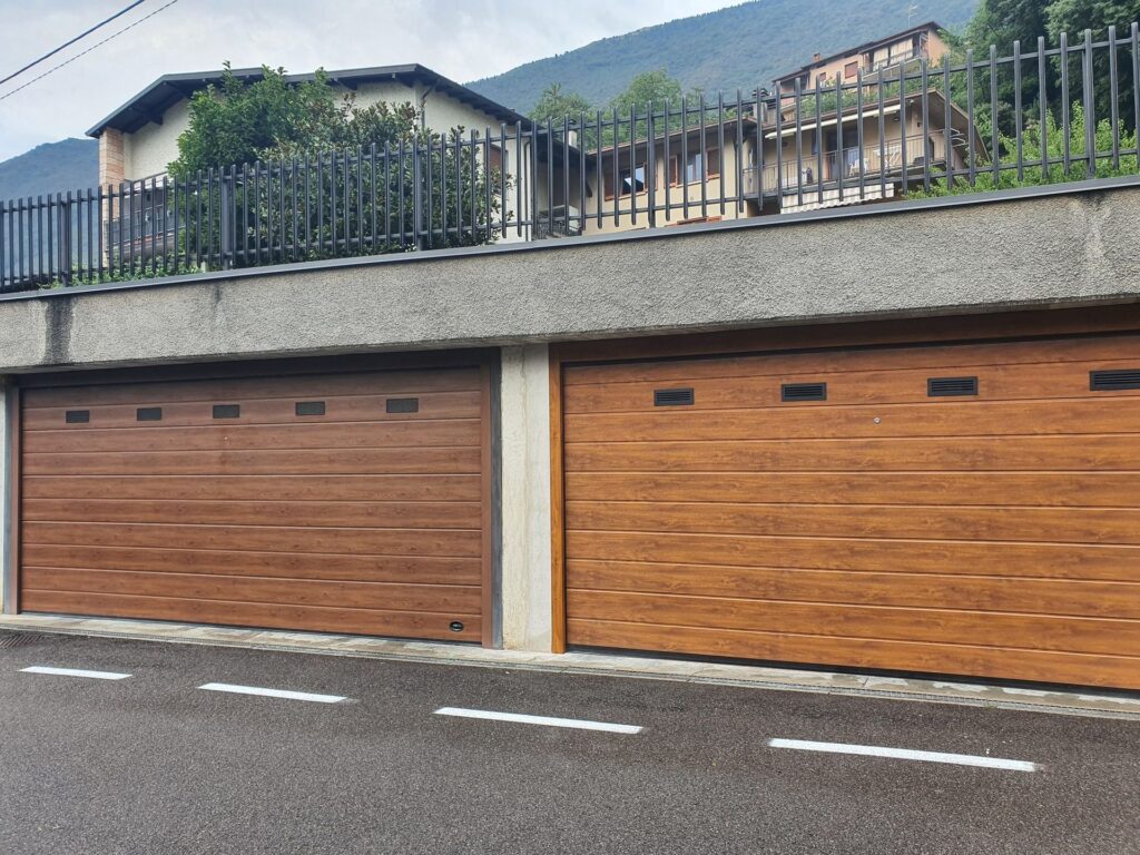 Porta sezionale residenziale installata da Macrotec, realizzazione 33