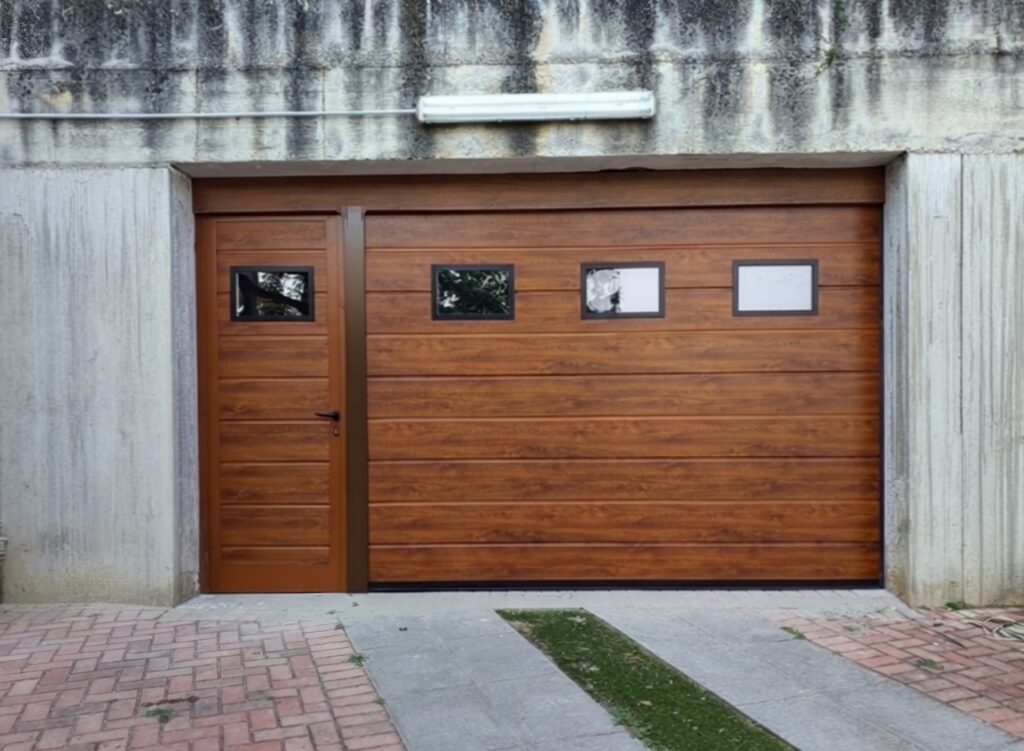 Porta sezionale residenziale installata da Macrotec, realizzazione 34