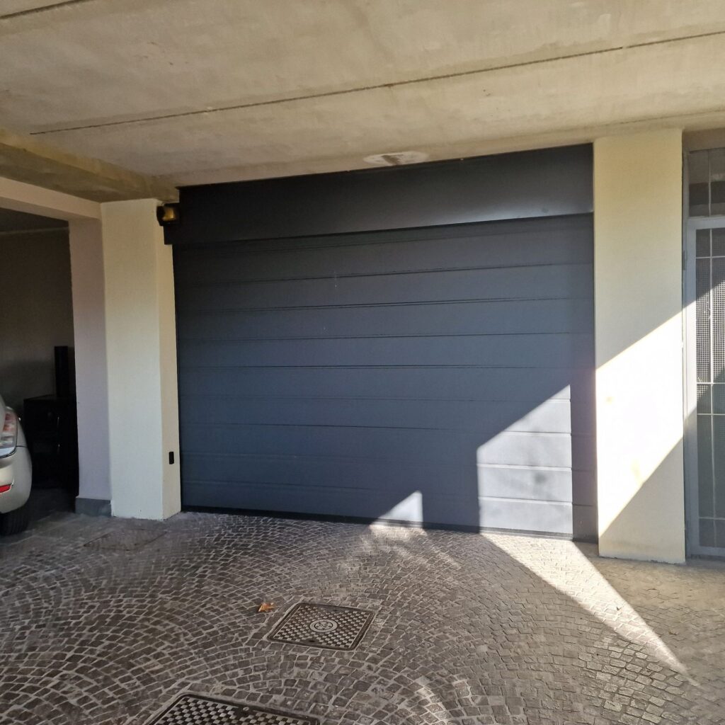 Porta sezionale residenziale installata da Macrotec, realizzazione 35