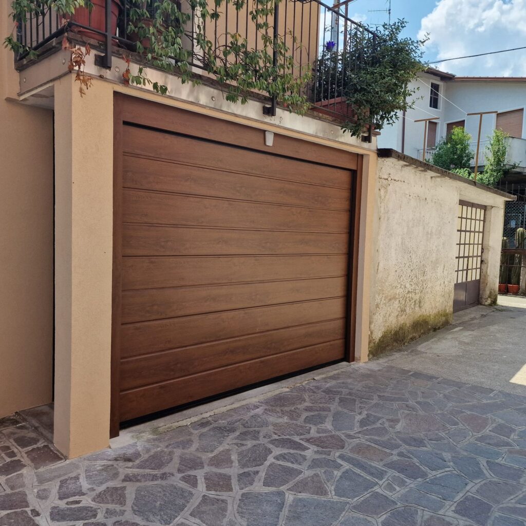 Porta sezionale residenziale installata da Macrotec, realizzazione 36