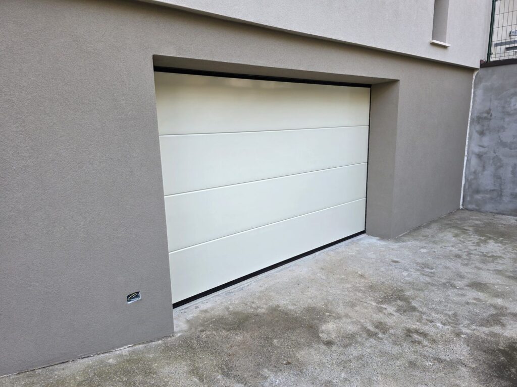 Porta sezionale residenziale installata da Macrotec, realizzazione 38