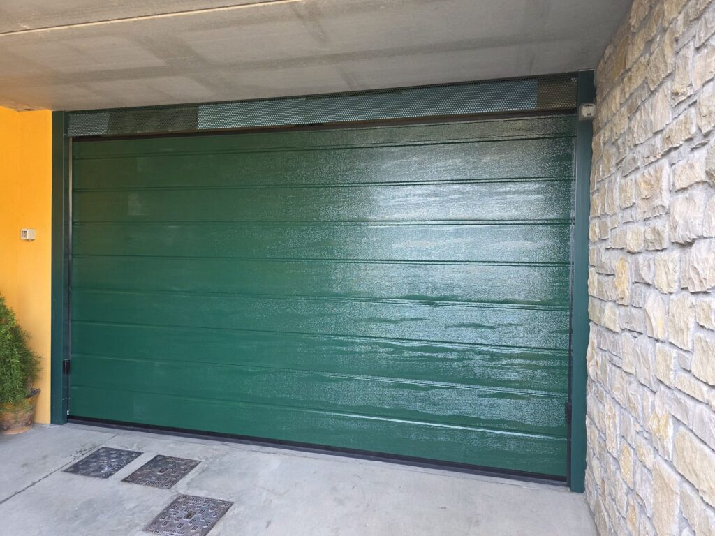 Porta sezionale residenziale installata da Macrotec, realizzazione 39