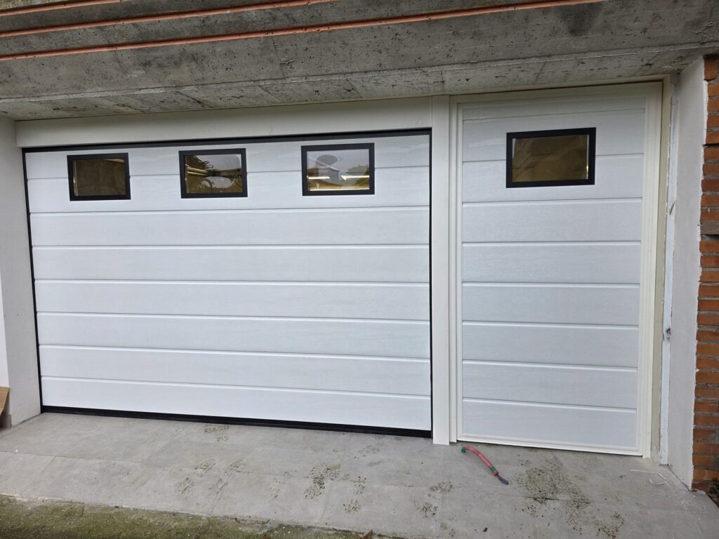 Porta sezionale residenziale installata da Macrotec, realizzazione 40
