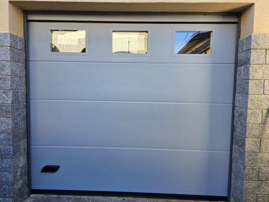 Porta sezionale residenziale installata da Macrotec, realizzazione 42