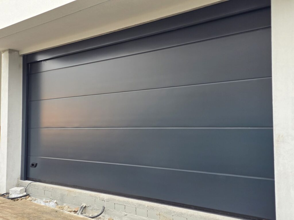 Porta sezionale residenziale installata da Macrotec, realizzazione 43