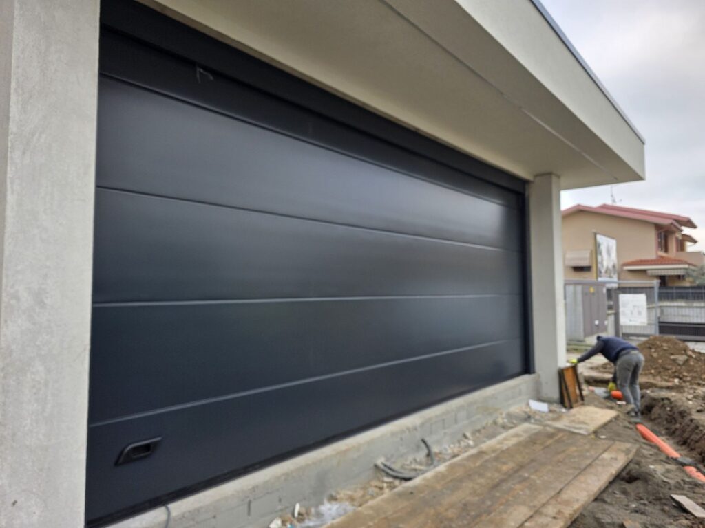 Porta sezionale residenziale installata da Macrotec, realizzazione 44