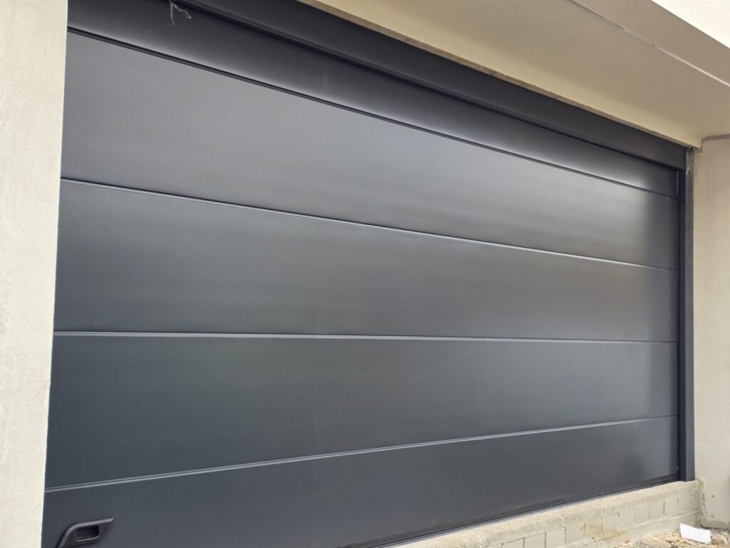 Porta sezionale residenziale installata da Macrotec, realizzazione 45