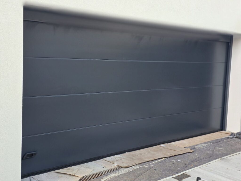 Porta sezionale residenziale installata da Macrotec, realizzazione 46