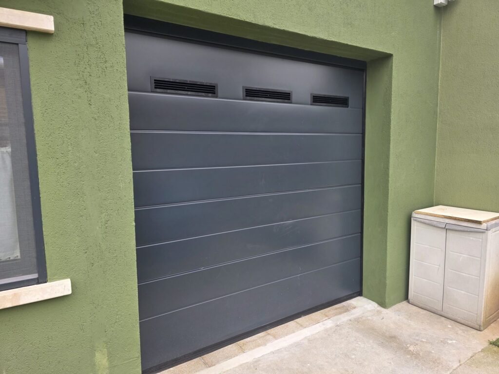 Porta sezionale residenziale installata da Macrotec, realizzazione 47