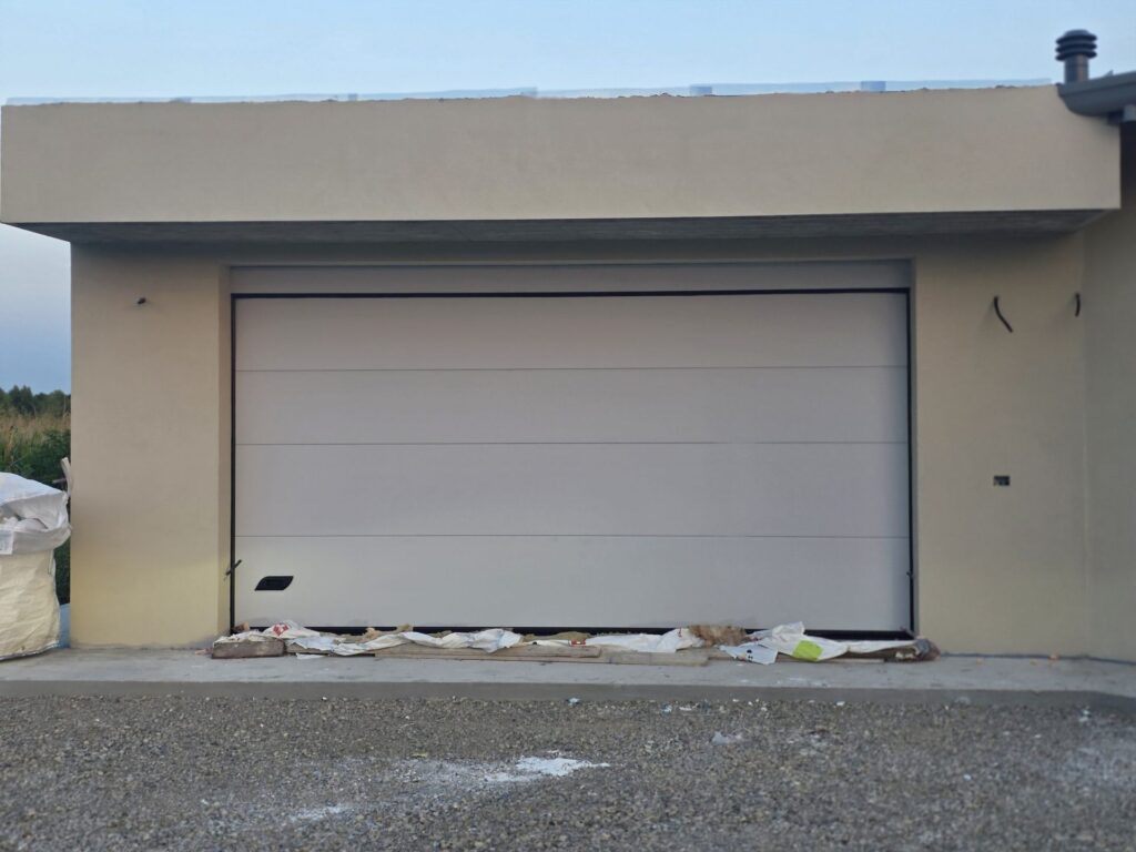 Porta sezionale residenziale installata da Macrotec, realizzazione 48