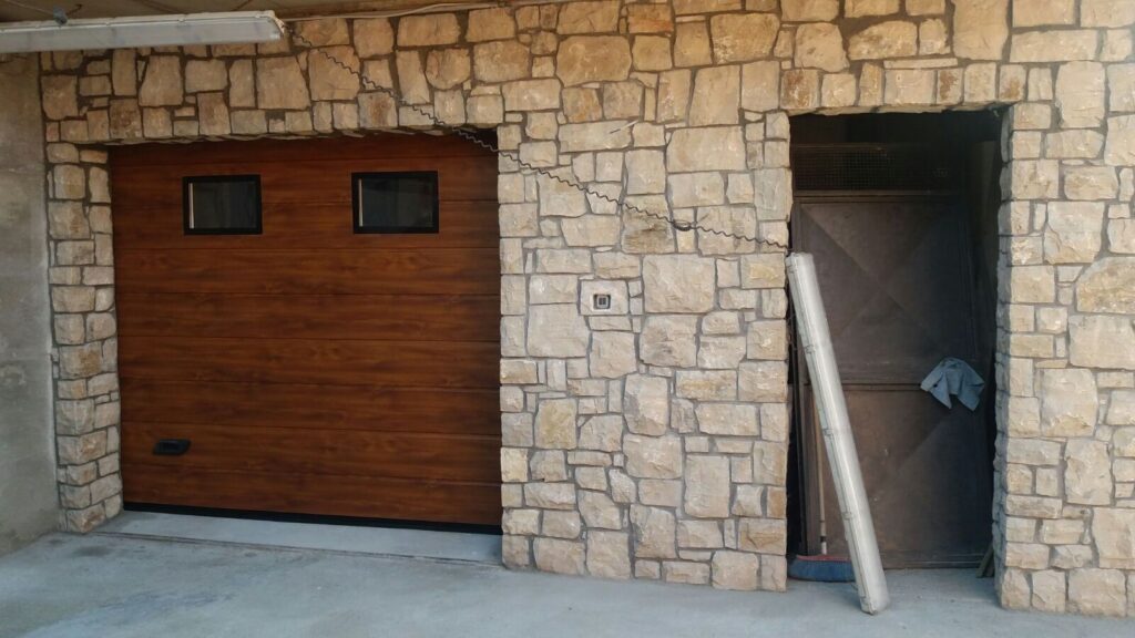 Porta sezionale residenziale installata da Macrotec, realizzazione 49