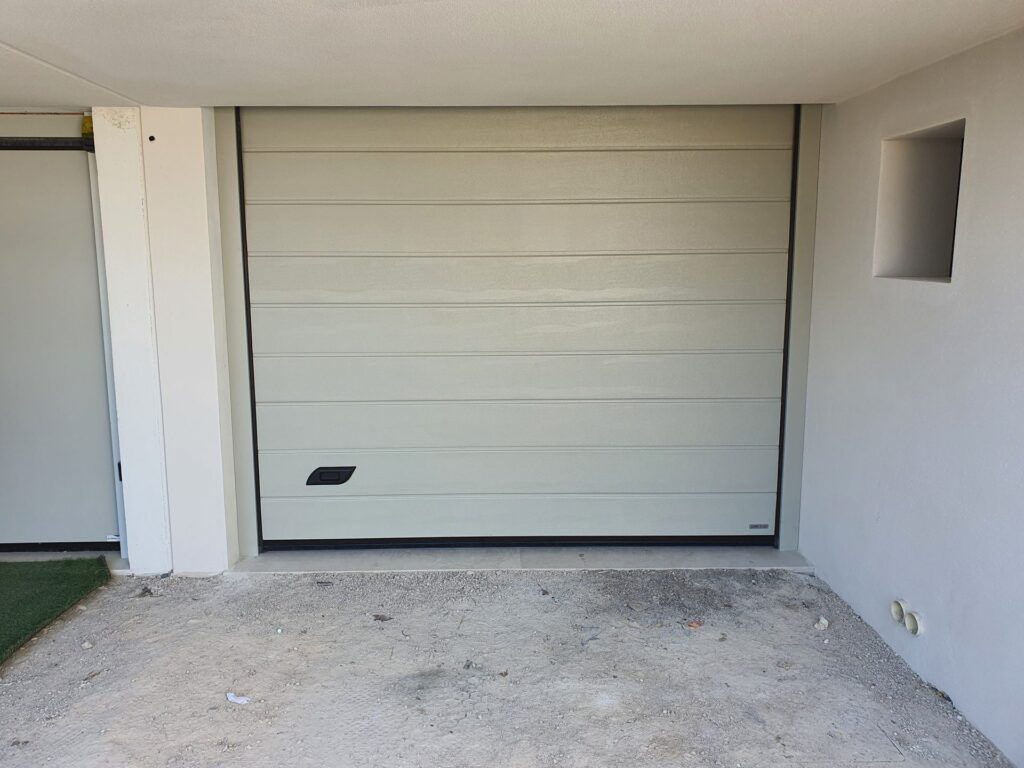 Porta sezionale residenziale installata da Macrotec, realizzazione 50