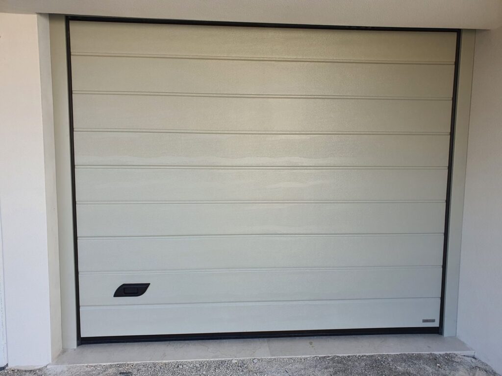 Porta sezionale residenziale installata da Macrotec, realizzazione 51