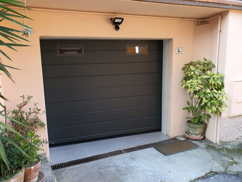 Porta sezionale residenziale installata da Macrotec, realizzazione 52