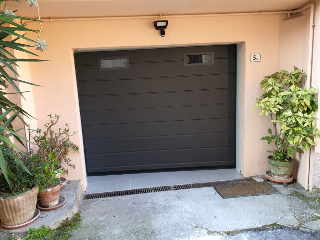Porta sezionale residenziale installata da Macrotec, realizzazione 53