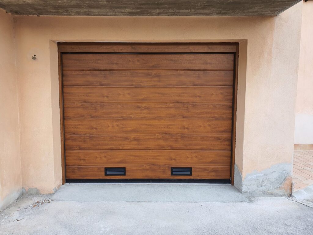 Porta sezionale residenziale installata da Macrotec, realizzazione 54