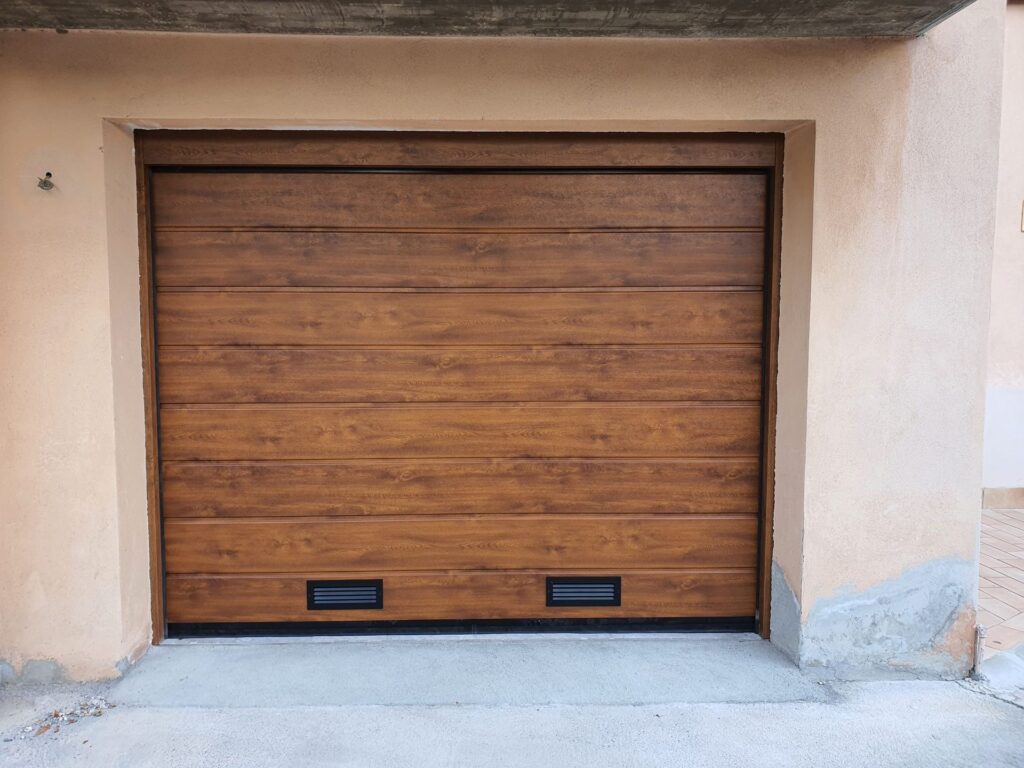 Porta sezionale residenziale installata da Macrotec, realizzazione 55