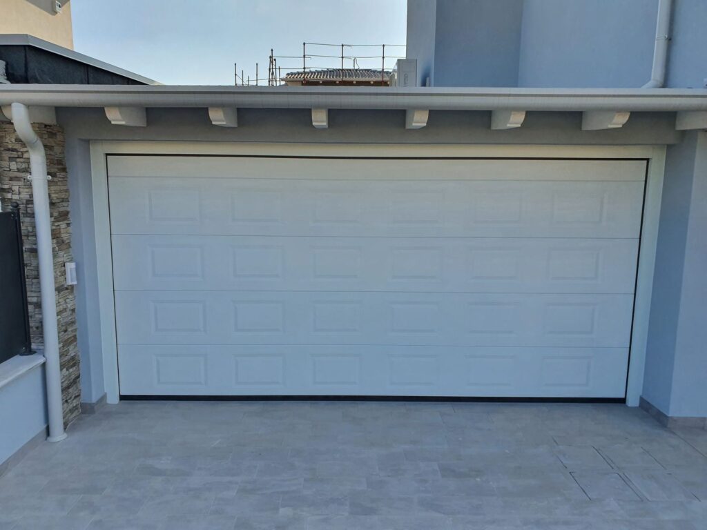 Porta sezionale residenziale installata da Macrotec, realizzazione 57