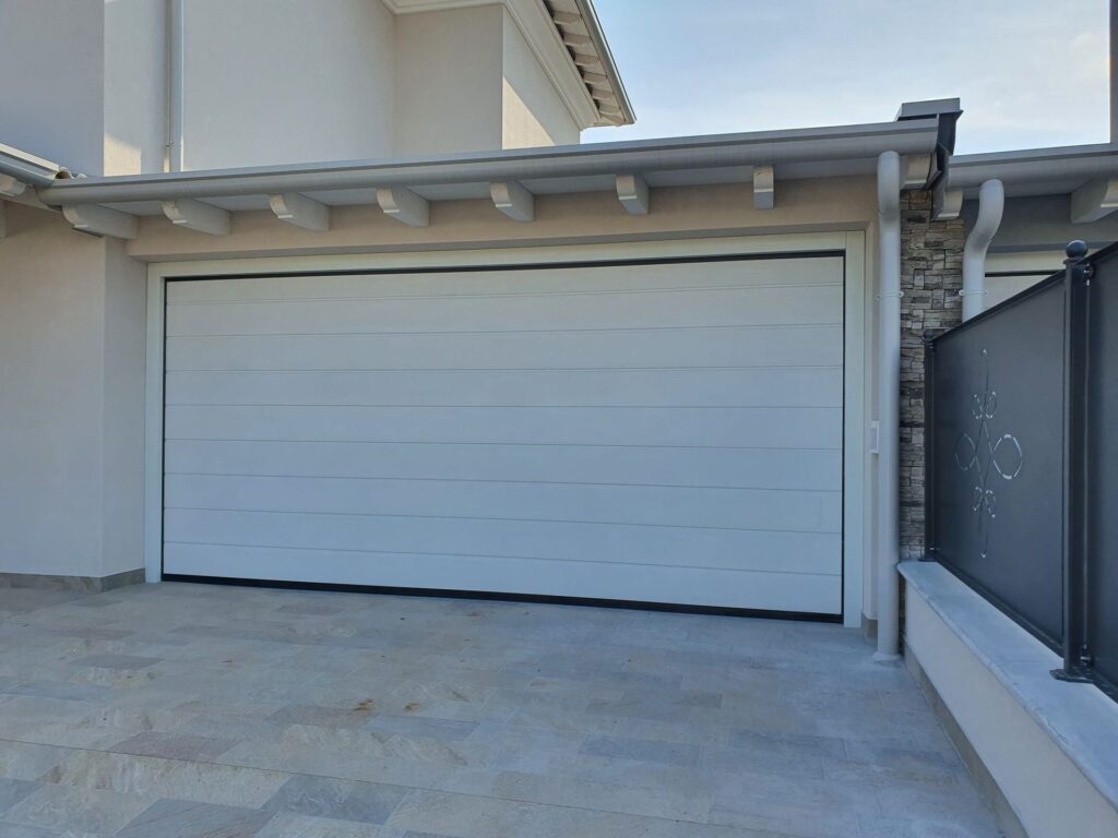 Porta sezionale residenziale installata da Macrotec, realizzazione 58
