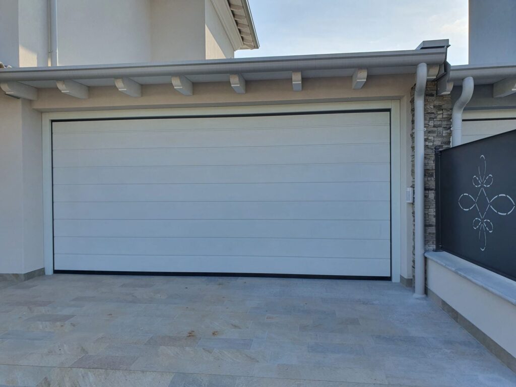 Porta sezionale residenziale installata da Macrotec, realizzazione 59