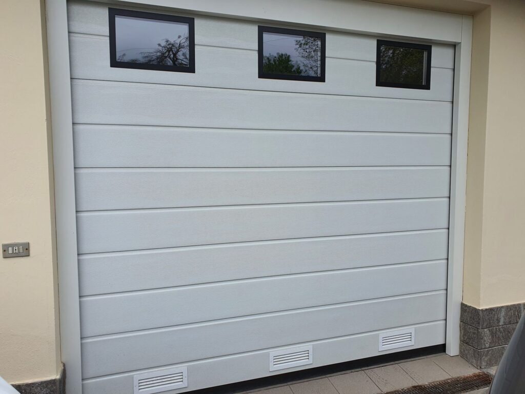 Porta sezionale residenziale installata da Macrotec, realizzazione 60