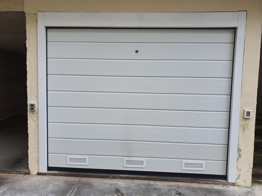 Porta sezionale residenziale installata da Macrotec, realizzazione 61