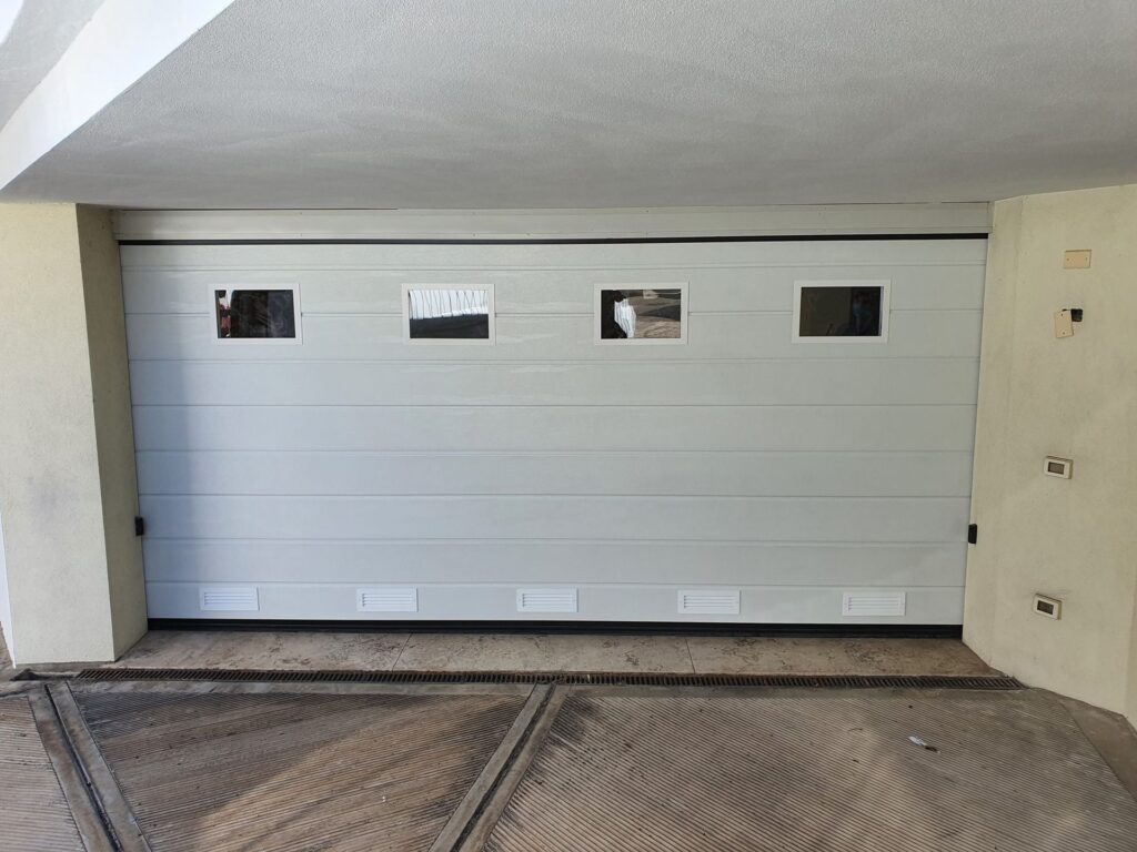 Porta sezionale residenziale installata da Macrotec, realizzazione 62